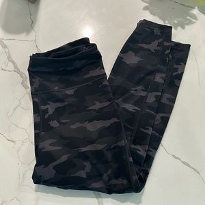 Athleta ultimate camo 7/8 tight size large
